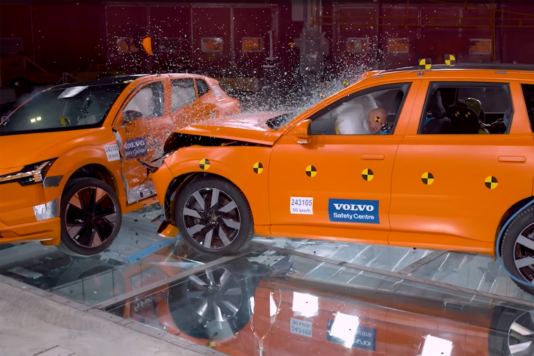 Компания Volvo провела краш-тест электрокаров EX30 и EX90