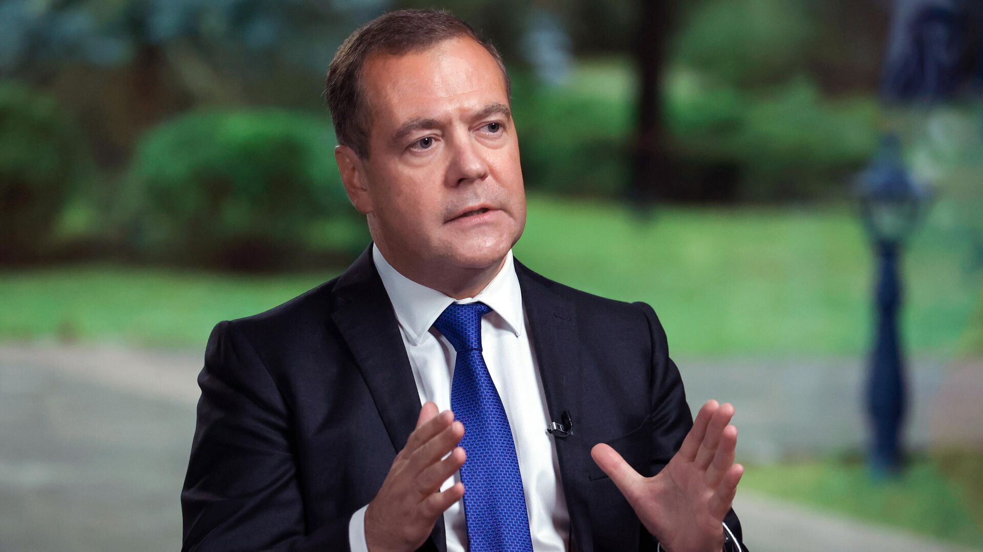 Дэвид, ты поаккуратнее: Медведев о словах Кэмерона о борьбе с Путиным